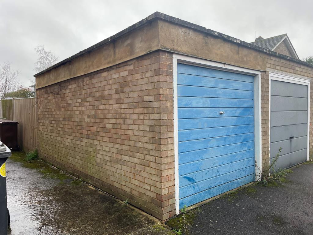 Lot: 111 - MID-TERRACE HOUSE FOR REFURBISHMENT - Garages en-bloc